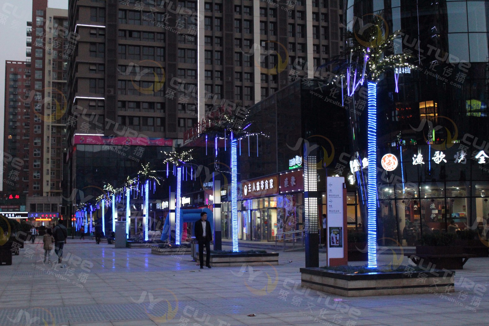 郑州橄榄城（都市广场）整体亮化 商场美陈案例